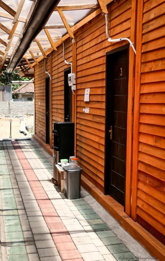 Mandalika Queen Hostel Kuta  エクステリア 写真